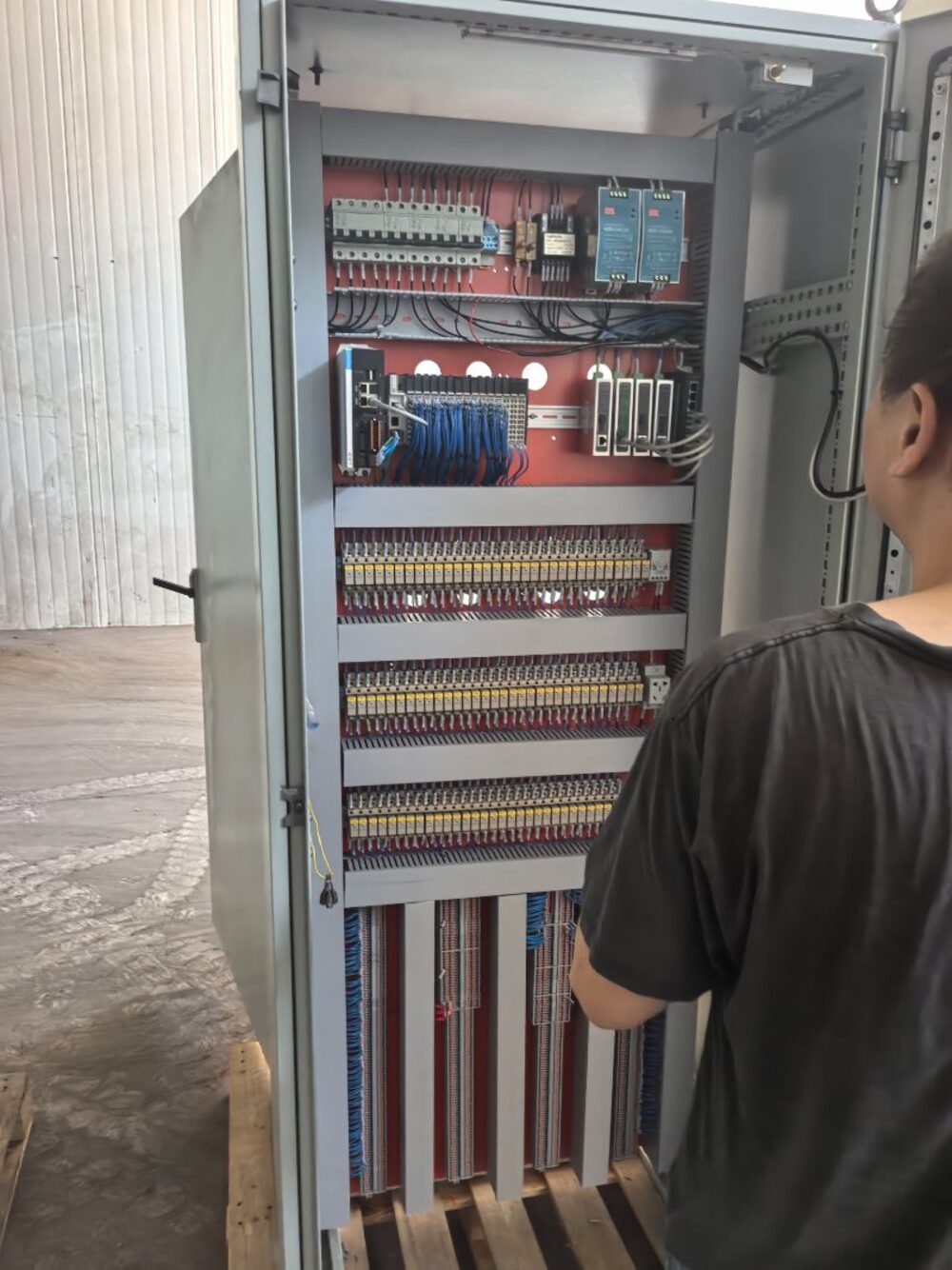 亘瀚科技工程师现场调试电气控制柜
